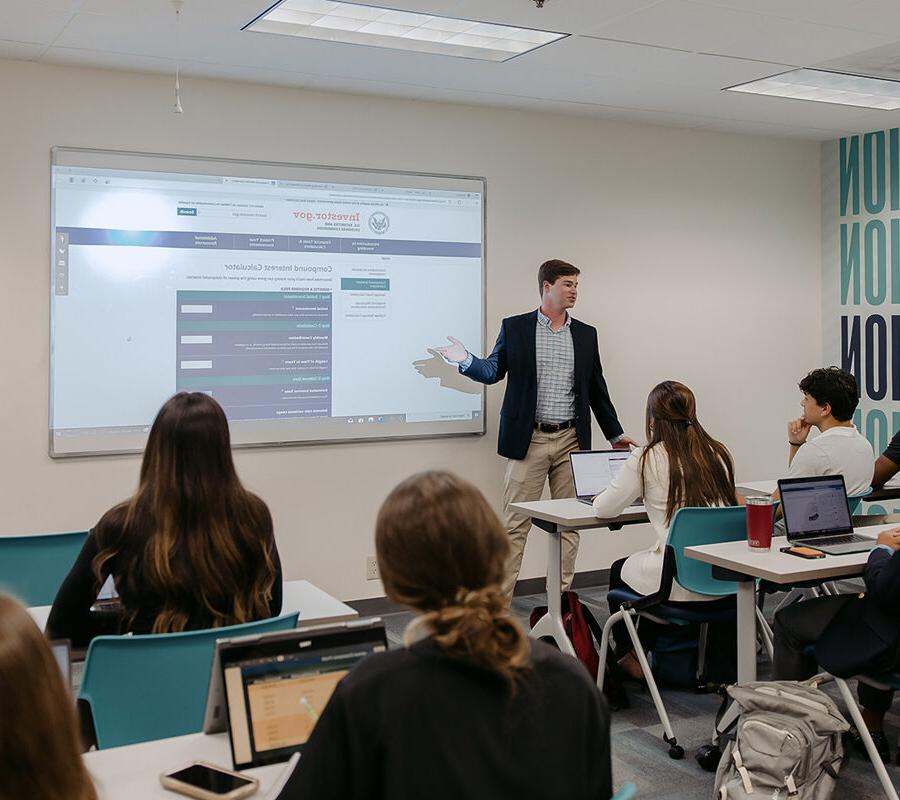 Students listen to an organizational 领导 lecture.